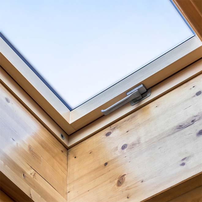 Fenêtre de toit VELUX en bois 