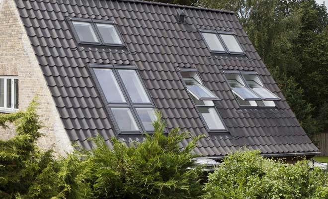 Toiture de maison avec des fenêtres de toit VELUX